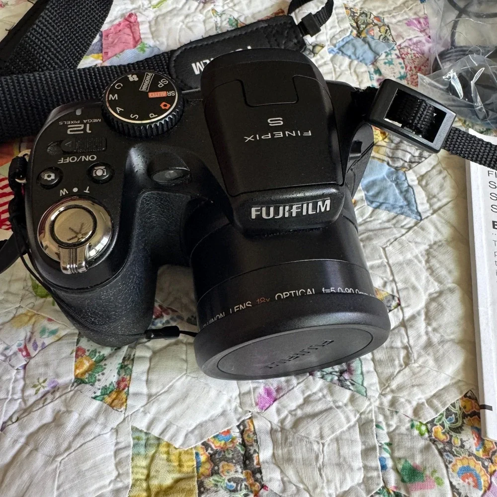 Fujifilm FinePix S1800 12MP Digital Camera 18x Optical Zoom Bundle With Bag Y2K